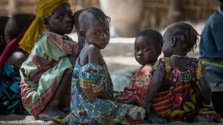 Niños desplazados por la violencia en la cuenca del lago Chad.