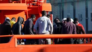 Llegan al puerto de Almería los 18 varones y dos mujeres de origen subsahariano rescatados por Salvamento Marítimo cuando viajaban en una patera.
