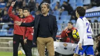 Natxo González da instrucciones a sus futbolistas durante el partido de ayer.