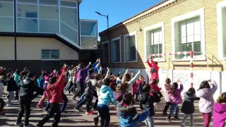 Baile en el recreo del colegio Ramón y Cajal de La Joyosa.