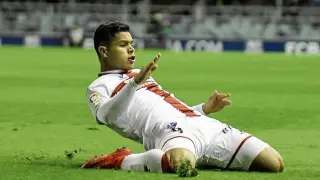 Cucho Hernández se tira al suelo en la celebración de uno de sus goles contra el filial del Barcelona.