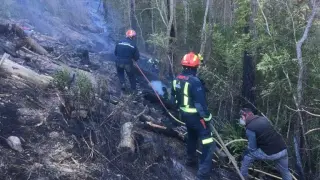 Bomberos de la Comarca de Ribagorza trabajando en la extinción del incendio