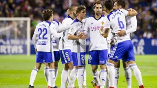 Los jugadores del Real Zaragoza celebran uno de los tres goles logrados el sábado pasado ante el Rayo Vallecano.