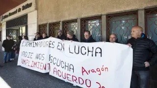 Los examinadores en huelga organizaron este martes una protesta a las puertas de la Jefatura Provincial de Tráfico en Zaragoza.