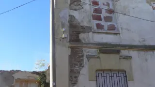 La fachada de la Harinera de Casetas sufre desprendimientos a causa del abandono que presenta el edificio