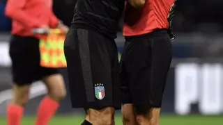 Mateu Lahoz consuela a Buffon, tras quedar Italia fuera del Mundial.
