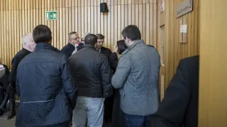Algunos de los acusados, este jueves en los pasillos de la Audiencia Provincial de Zaragoza.