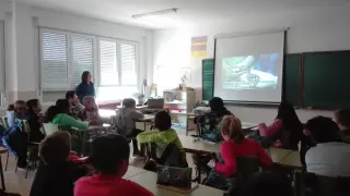 Alumnos ven en el colegio de Cantavieja un audiovisual sobre la naturaleza