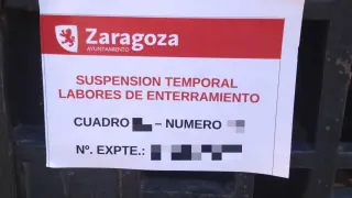 Cartel de aviso en una capilla del cementerio de Torrero