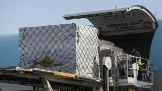 Una plataforma, con capacidad para 14.000 kilos, eleva la mercancía hasta la bodega principal del Jumbo de Korean Air. La carga y descarga de un aparato de este tamaño se alarga más de hora y media gracias a la pericia del personal de las compañías de handling de Groundforce y Swissport.