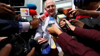 Antonio Ledezma atiende a los medios a su llegada a Bogotá
