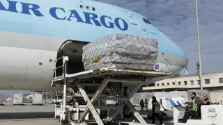 Un especialista de Groundforce introduce mercancía en la bodega inferior de un Jumbo 747-800