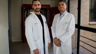 Álex Maza y Eduardo Olmos trabajan en el hospital Clínico.