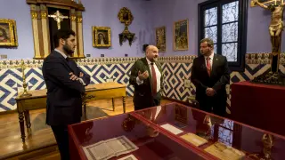 Ignacio Navarro, Wifredo Rincón e Ignacio Giménez, presidente de la Hermandad, en la sala capitular, comentando detalles de alguna de las piezas