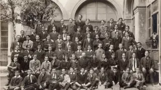 Alumnos del Instituto de Zaragoza en 1917, con María Moliner (quinta por la derecha en la segunda fila), Sender y Buñuel.