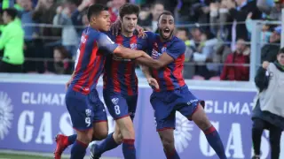 Cucho, Melero y Akapo celebran un gol del Huesca frente al Tenerife.