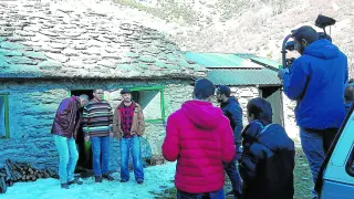 Goyo Yebes, Alberto García y Cifu, durante un momento del rodaje frente a la Cabaña del Turmo.