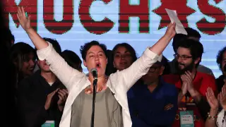 Beatriz Sáncehez, candidata por El Frente Amplio, celebrando su tercer puesto en las elecciones chilenas