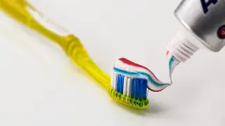 Cambian los colores, pero las rayas son habituales en muchas pastas de dientes.