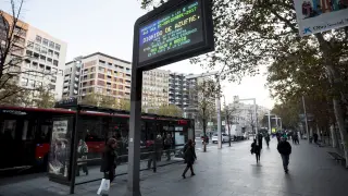 Panel informativo sobre la contaminación en Zaragoza.