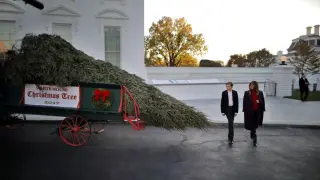 Melania Trump y su hijo Barron a las puertas de la Casa Blanca.