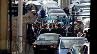 Refuerzan y cierran parcialmente frontera Ceuta por la acumulación de personas y vehículos