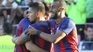Akapo celebra, junto a Cucho y Melero, el primer gol del último partido ante el Tenerife.