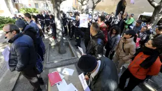 Participantes en la concentración de protesta celebrada ayer ante el Ayuntamiento de Huesca.
