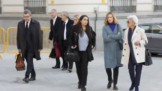 Los abogados, junto a los familiares de Publio Cordón, con su viuda Pilar Muro, en la entrada de la Audiencia Nacional.
