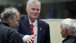Mladic saluda a sus abogados a su llegada a la sesión del Tribunal Penal Internacional que le ha condenado a cadena perpetua, este miércoles 22 de noviembre.