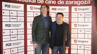 El diseñador gráfico Iñaki Villuendas y el actor Jorge Asín, ayer, en la inauguración.