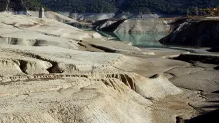 Vista de la sequía que afecta al pantano de Mediano, en el Pirineo Oscense