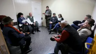 La sala de espera de Urología, en la foto, se queda pequeña para el número de pacientes citados