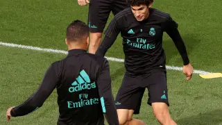 Vallejo presiona a Casemiro durante un entrenamiento.