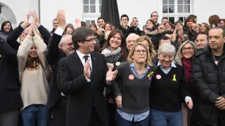 Puigdemont con miembros de su candidatura, este sábado en Brujas.