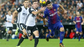 José Gaya y Luis Suárez pelean un balón en un vibrante Valencia - FC Barcelona