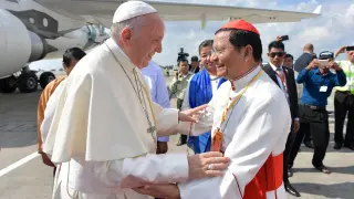 El Papa Francisco y el jefe del Ejército birmano se reúnen en Ragún.
