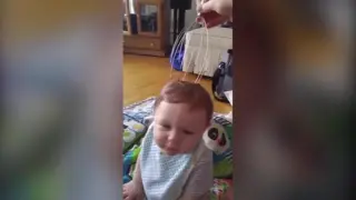 Así reacciona un bebé cuando prueba un masajeador