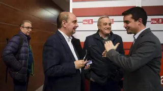 Lambán, junto a Fernando Gimeno, Javier Sada y Darío Villagrasa, en la sede del PSOE