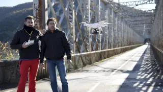Técnicos de la empresa TcD realizaron vuelos con un dron sobre el puente para analizar el estado de deterioro de la estructura.