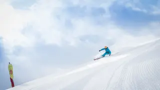 Un esquiador se desliza por la nieve en la estación de Formigal.
