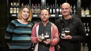 Pilar Sopeséns, Álex Mabry y Boris de Mesones, en la presentación de las cervezas, en Montal.