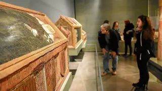 Un grupo de visitantes observa las cajas sepulclares de Sijena, ayer, en el Museo de Lérida.