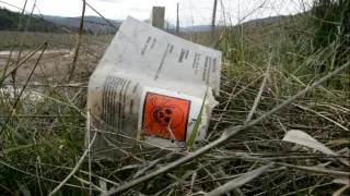 Etiqueta indicativa de la existencia de residuos tóxicos de lindano en el vertedero de Bailín