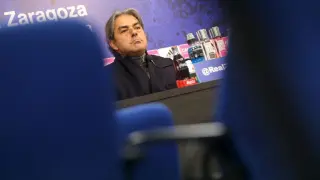 Natxo González, el entrenador del Real Zaragoza, en un gesto pensativo durante la rueda de prensa de este viernes, previa al viaje a Gijón.