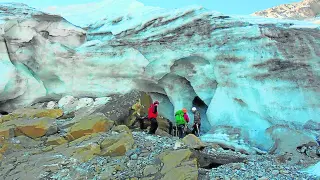 Los investigadores, el pasado 2 de octubre, en una de las cavidades que se forman en el glaciar.