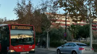El autobús 53 a su paso por el Camino del Pilón