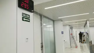 Uno de los termómetros de la primera planta del nuevo Palacio de Justicia marcaba ayer a las doce del mediodía menos de 16 grados.