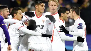 Los jugadores del Sevilla celebran la anotación del gol del empate ante el Maribor durante el partido de Liga de Campeones del grupo E.