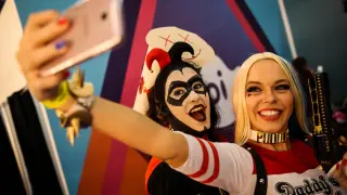 Los "cosplayers", fanáticos vestidos de personajes de ficción, se reúnen este jueves, durante el primer día de Cómic Con, la principal feria de cómic de Latinoamérica, en Sao Paulo (Brasil)